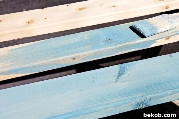 Using Miss Mustard Seed Milk Paint to create a beach-inspired side table by Shabbyfufu featured on @Remodelaholic