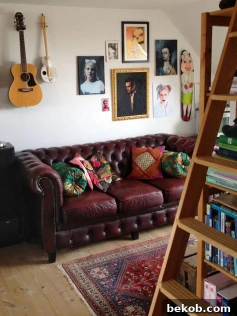 Decorating a neutral living room, with a burgundy couch